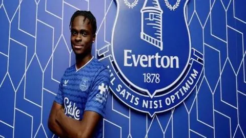 切尔西主场不敌伊普斯维奇，帕尔默失点约根森引争议判